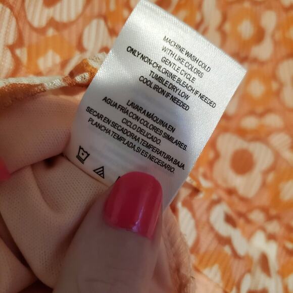 Madden NYC Bohmian Cropped Floral Keyhole Top with Long Sleeves Size Medium - Picture 5 of 12